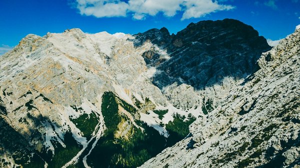 Quelle croisière permet de participer à des ateliers de broderie traditionnelle en Europe de l'Est?